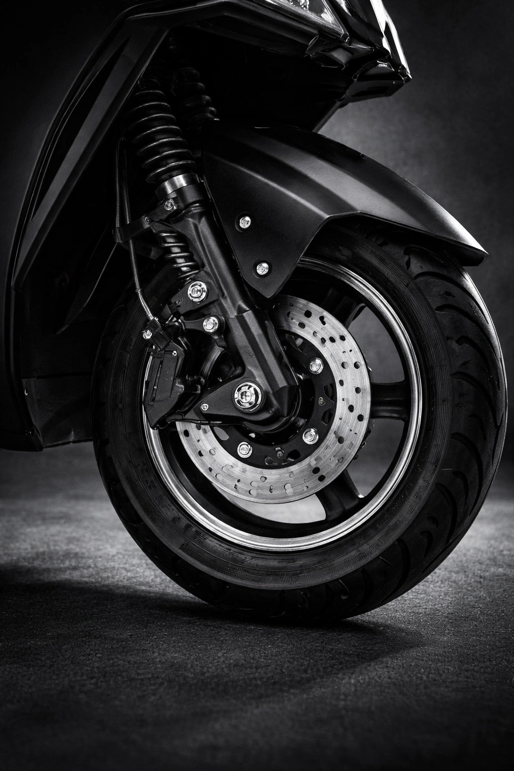 closeup da roda dianteira da scooter elétrica nimbus