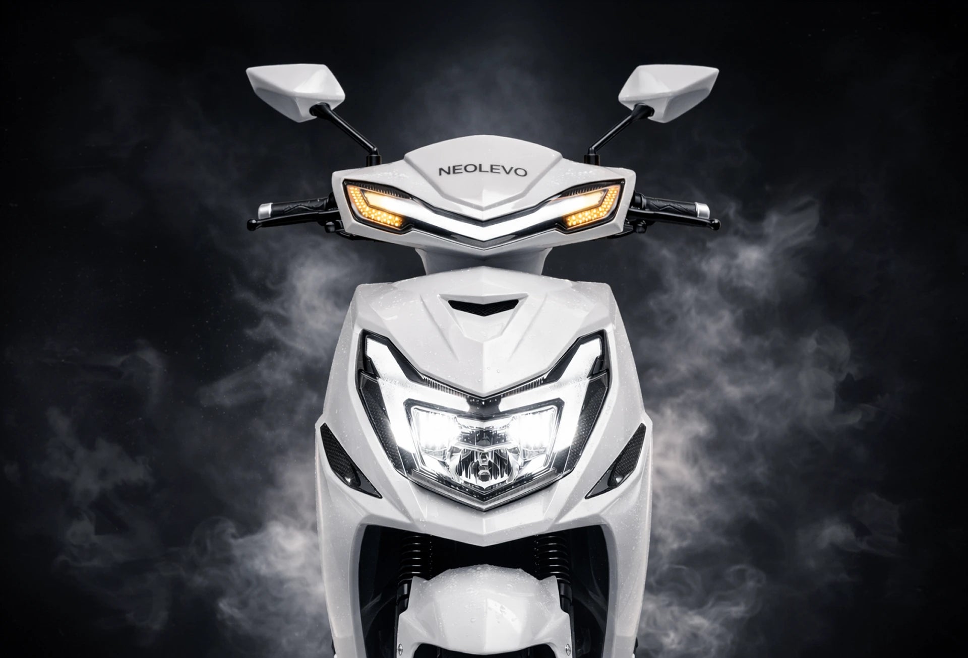 Scooter elétrica neolevo branca com fundo escuro dramático e fumaça