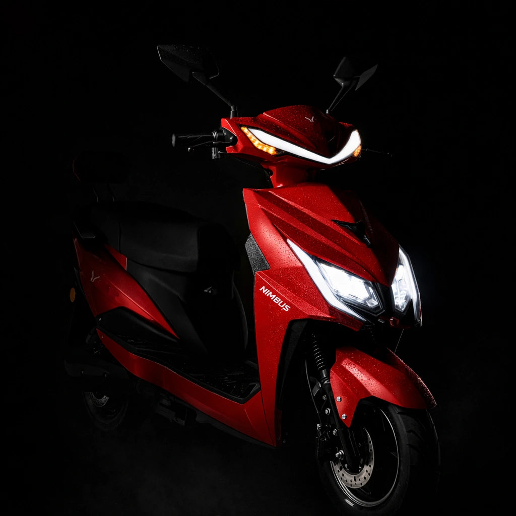 Scooter elétrica Nimbus vermelha com iluminação dramática